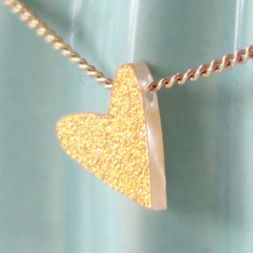 ketting hartje sparkle goud close up