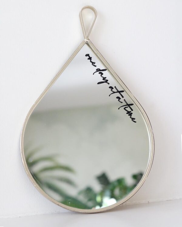 spiegeltekst 'one day at a time' op een druppelvormige spiegel troostcadeau