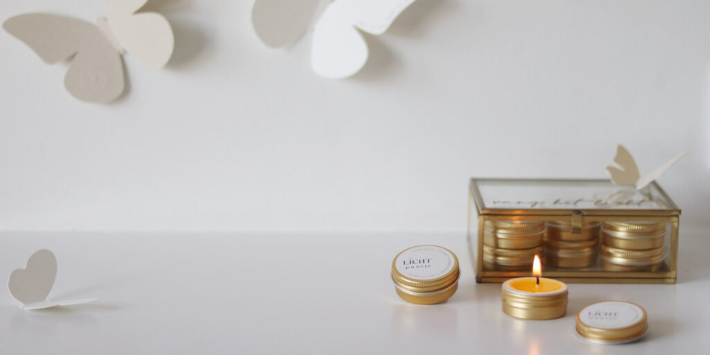 slider geurkaars lichtpuntje in gouden blikje vlinders hoe alles komt en gaat persoonlijke uitvaart troostgeschenk cadeau bij overlijden