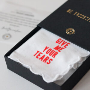 troostzakdoek wit give me your tears in zwart cadeaudoosje troostcadeau bij overlijden afscheid