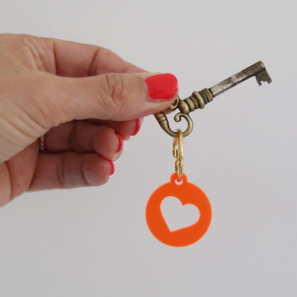 troostsleutelhanger fluor oranje hartje aan antieke sleutel troostcadeautje
