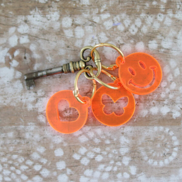 troostsleutelhanger fluor oranje hartje, vlinder en smiley aan antieke sleutel troostcadeautje