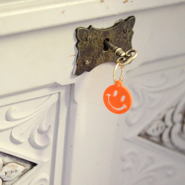 troostsleutelhanger fluor oranje smiley aan antieke sleutel kastje troostcadeautje