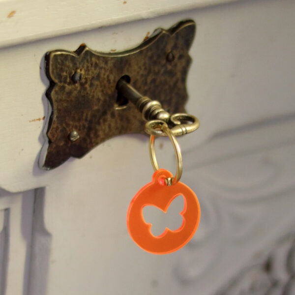troostsleutelhanger fluor oranje vlinder aan antieke sleutel kastje troostcadeautje