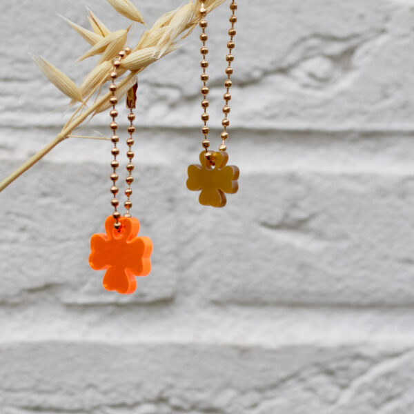 hanger klavertje in goud of fluor oranje lief troostcadeautje voor in de brievenbus