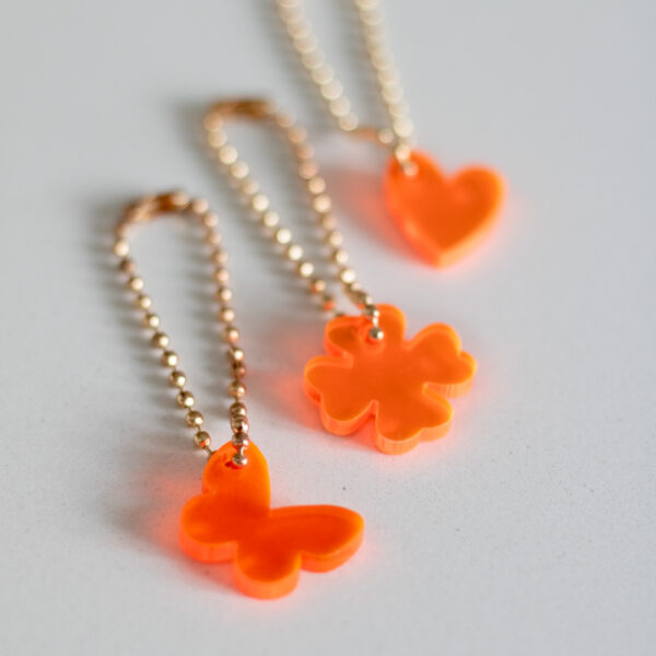 hanger hartje klavertje of vlindertje in goud of fluor oranje lief troostcadeautje voor in de brievenbus