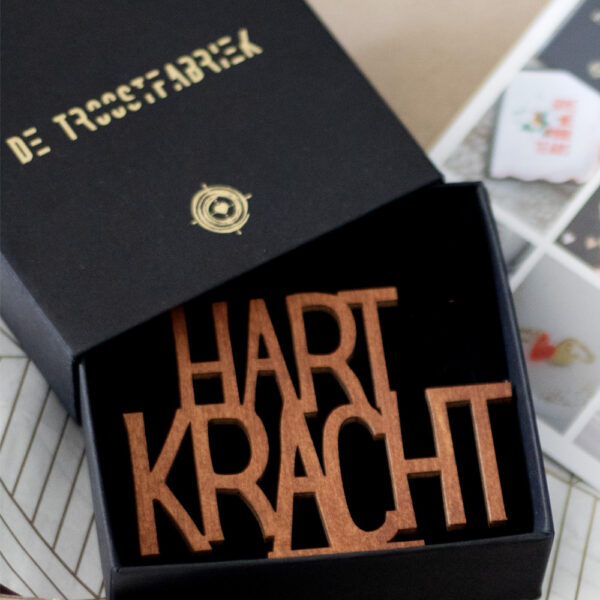 troosttekst hartkracht in een mooi zwart cadeaudoosje voor een hart onder de riem bij verdriet, missen en hartenpijn troostcadeau