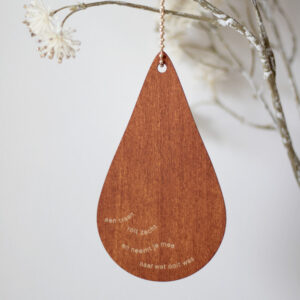 Herinneringstraan van hout met de tekst een traan rolt zacht en neemt je mee naar wat ooit was prachtig liefdevol troostcadeautje voor in de brievenbus