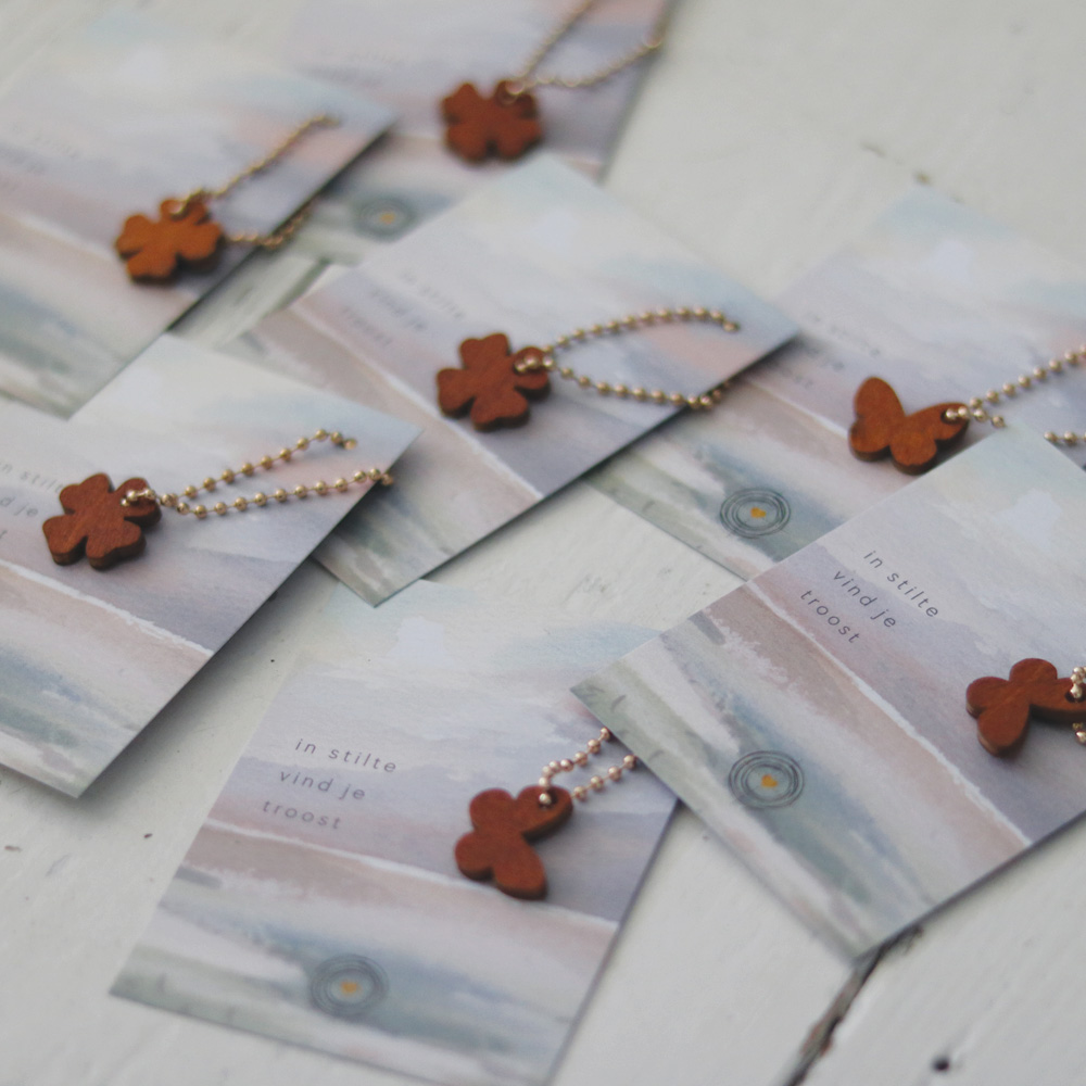 afscheidsgeschenkjes close up met een houten vlinder of klavertje weggeef cadeautje voor bij een uitvaart