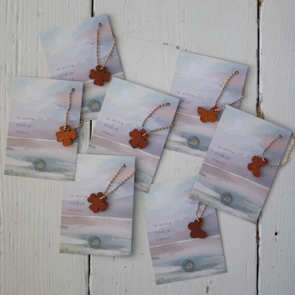 afscheidsgeschenkjes met een houten vlinder of klavertje weggeef cadeautje voor bij een uitvaart