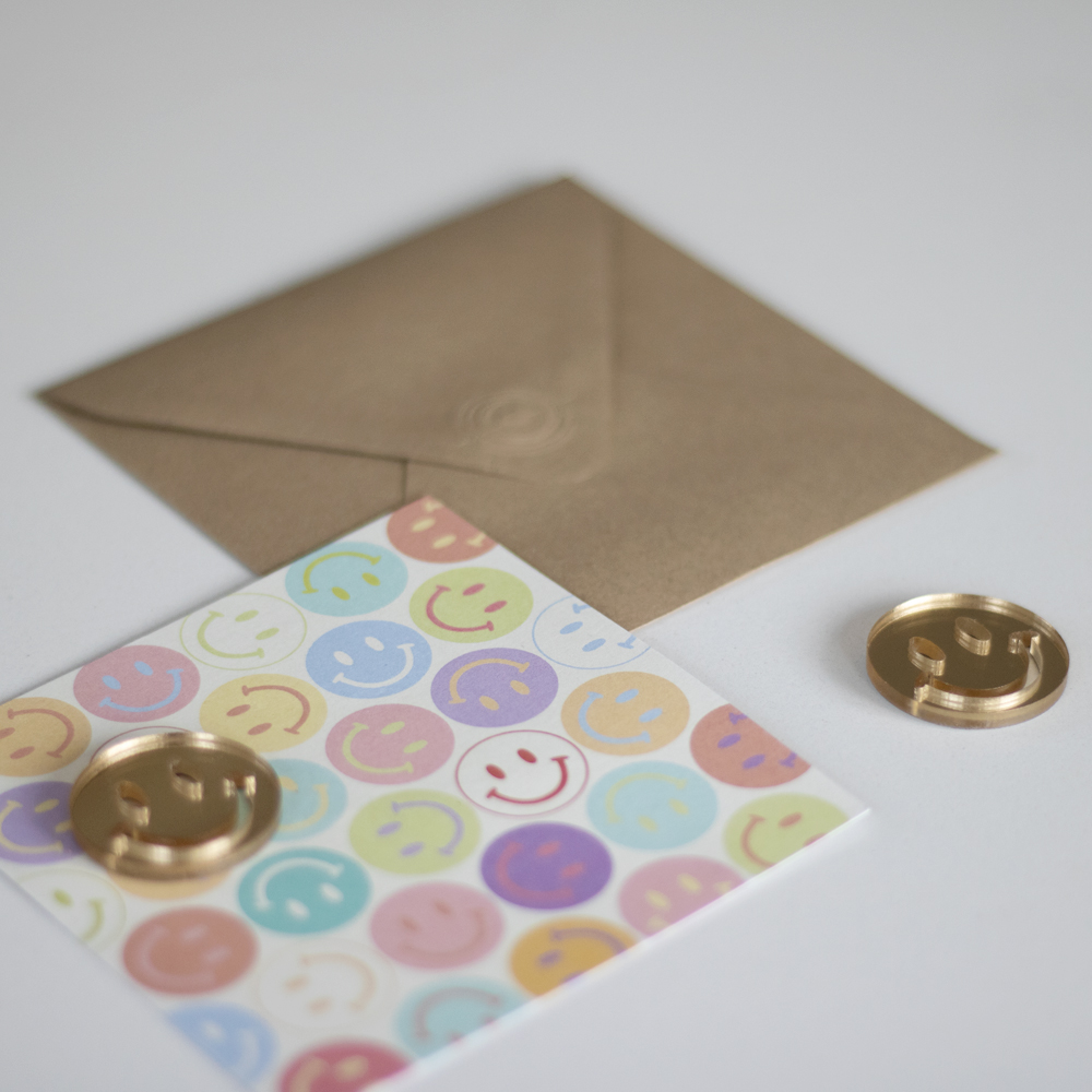 SMILE goud zelfklevende smiley op kaartje met envelop een glimlach voor in de brievenbus voor wanneer het leven je even niet toelacht troostcadeau