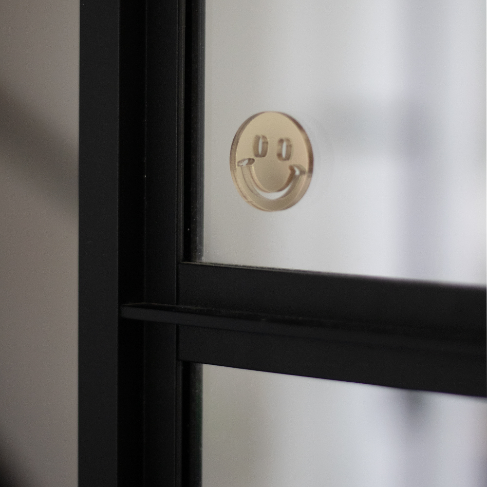 SMILE goud zelfklevende smiley op een glazen deur een glimlach voor in de brievenbus voor wanneer het leven je even niet toelacht troostcadeau